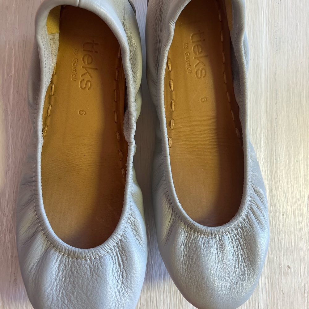 Size 6 feather grey Tieks like new